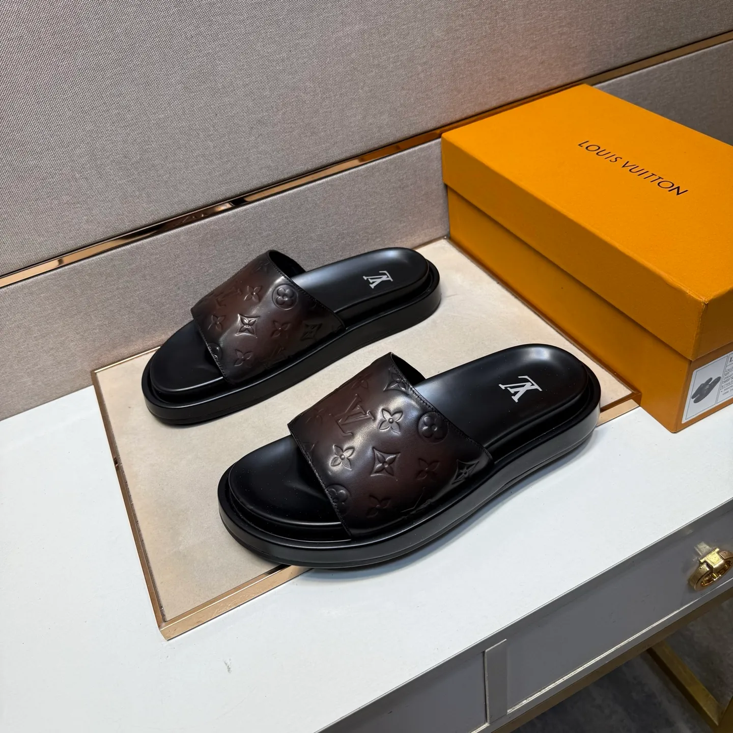 ⬛️Men's shoes 💰p400 [LV～] Men's casual slippers 2025z cabinet sales simultaneously 🔶Size: 39-44#️⃣ 🔷4 colors🔜The upper is made of cowhide stitching➕Genuine leather lining, comfortable and breathable, sole: original comfortable and wear-resistant outsole, ⚠️Real 📱Photographed🎬The real thing is better📢📢📢